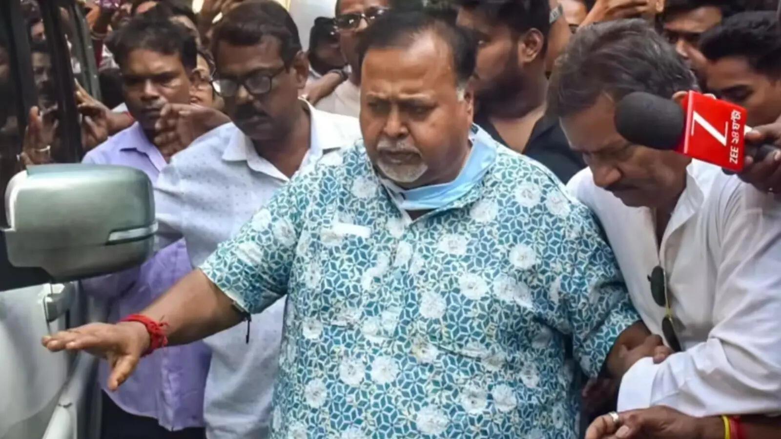 पश्चिम बंगाल में चुनाव से ED की बड़ी कार्रवाई, शिक्षक भर्ती घोटाला में पूर्व टीएमसी नेता पार्थ चटर्जी के घर पर छापेमारी