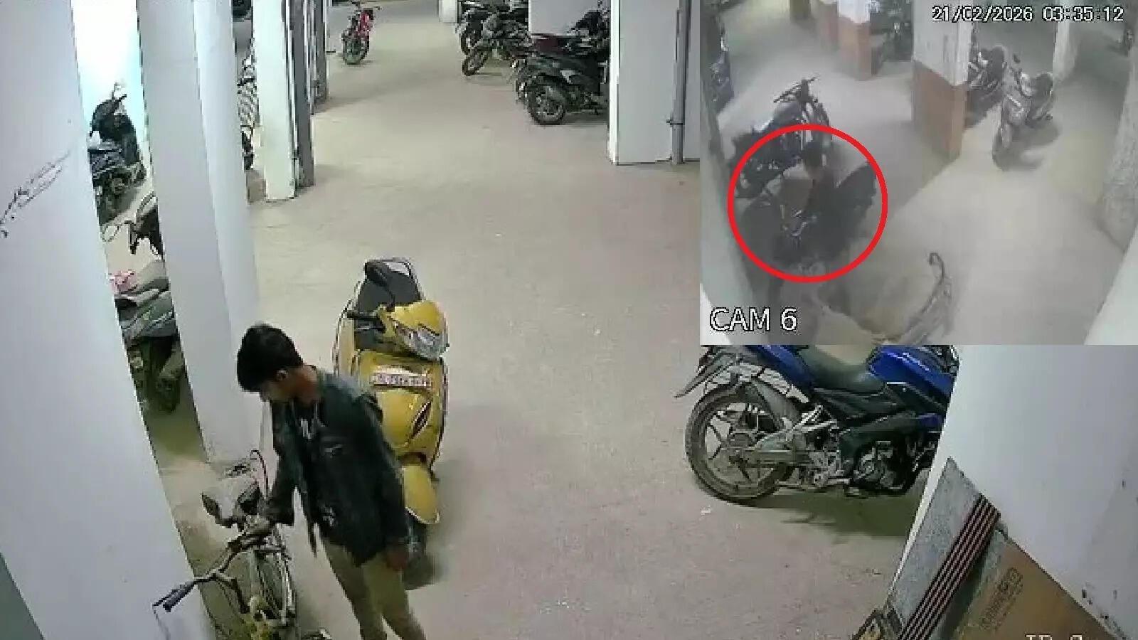 ग्रेटर नोएडा वेस्ट की ला रेजिडेंटिया सोसाइटी में खुलेआम चोरी, सीसीटीवी में कैद हुई पूरी वारदात